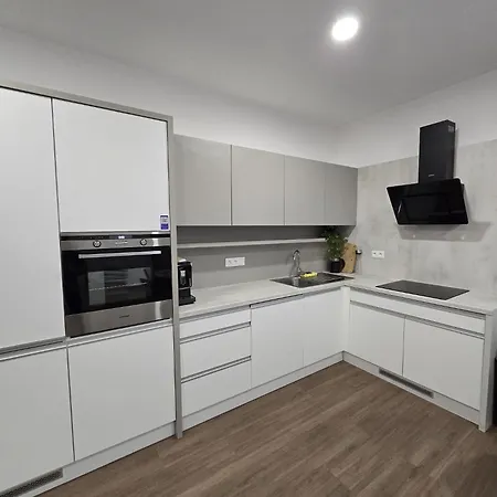 365 Park, Wallbox, Free Parking * Piest'any